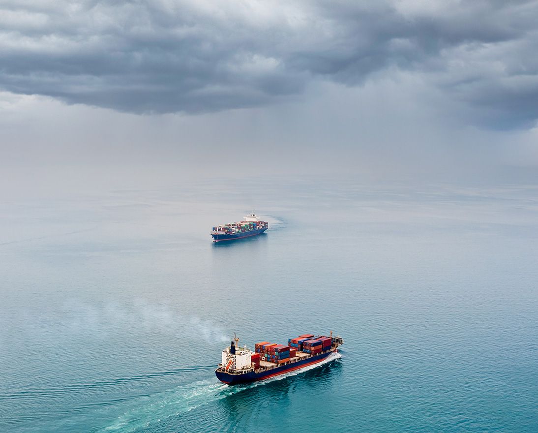Containerschiffe auf offenem Meer.jpg